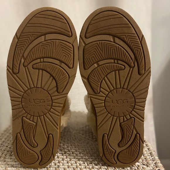 SOLD: Ugg Womens Sundance Short Waterproof Boot - Picture 3 of 8